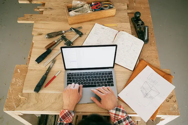 una laptop en mesa de trabajo